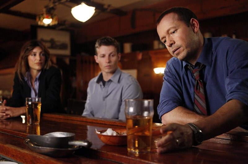 Während einer Party sterben drei Jugendliche nach dem sie Drogen genommen haben. Jackie (Jennifer Esposito, l.), Jamie (Will Estes, M.) und Danny (Donnie Wahlberg, r.) finden bald heraus, dass nicht die Drogen selbst für den Tod der Teenager verantwortlich waren, sondern ein Gift, das hineingemischt wurde. – Bild: CBS Broadcasting Inc.