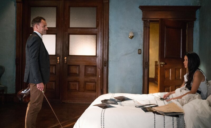 Nichts ist, wie es scheint: Joan (Lucy Liu, r.) und Holmes (Jonny Lee Miller, l.) auf der Suche nach einer entführten Frau … – Bild: CBS Broadcasting, Inc. /​ Michael Parmelee
