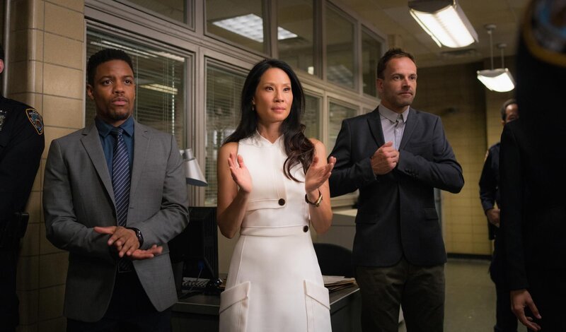 Äußerst berührt von Gregsons Rede: Joan (Lucy Liu, M.), Sherlock (Jonny Lee Miller, r.) und Marcus (Jon Michael Hill, l.). Aber gelingt es ihnen auch, den grausamen Mord an Russel Cole aufzuklären? – Bild: CBS Broadcasting, Inc. /​ Michael Parmelee