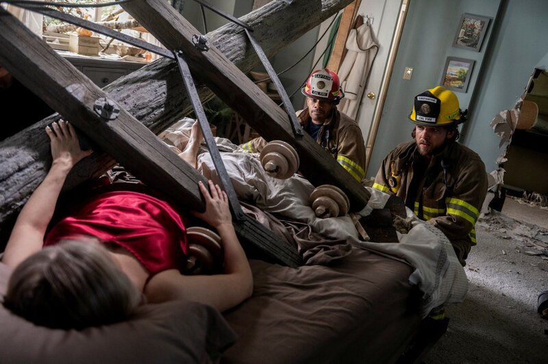 „Sometimes the Chaos Wins“ – Jordan Calloway als Jake Crawford und Max Thieriot als Bode Leone. – Bild: Paramount/​CBS