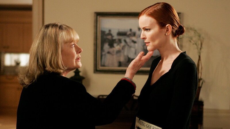 Brees Schwiegermutter Phyllis (Shirley Knight, l.) steigert sich immer mehr in die Trauer um ihren Sohn und bringt mit ihrem überdrehten Benehmen Bree (Marcia Cross, r.) fast um den Verstand …. – Bild: RTL
