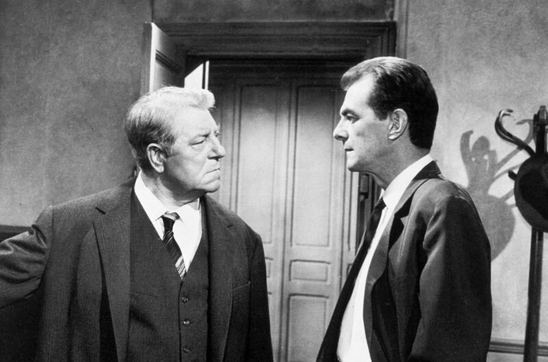 Der CIA-Agent Harry McDonald (Paul Carpenter, re.) und der französische Kommissar Maigret (Jean Gabin, li.) kooperieren bei der Jagd auf eine amerikanische Gangsterbande. – Bild: Les Films Copernic/​Titanus