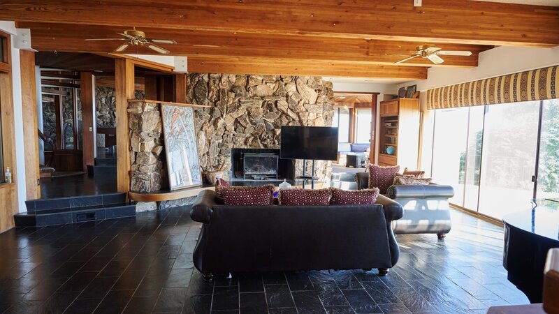 Interior shot of the living room at the Vintage 70’s Hotel as seen on Zillow gone wild, Season 1. – Bild: Warner Bros. Discovery /​ Cory Osborne