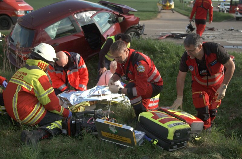 Die Notärzte des Rettungshubschraubers „Christoph 22“ kümmern sich um eine schwer verletzte junge Frau. – Bild: SWR/​Moving Picturez