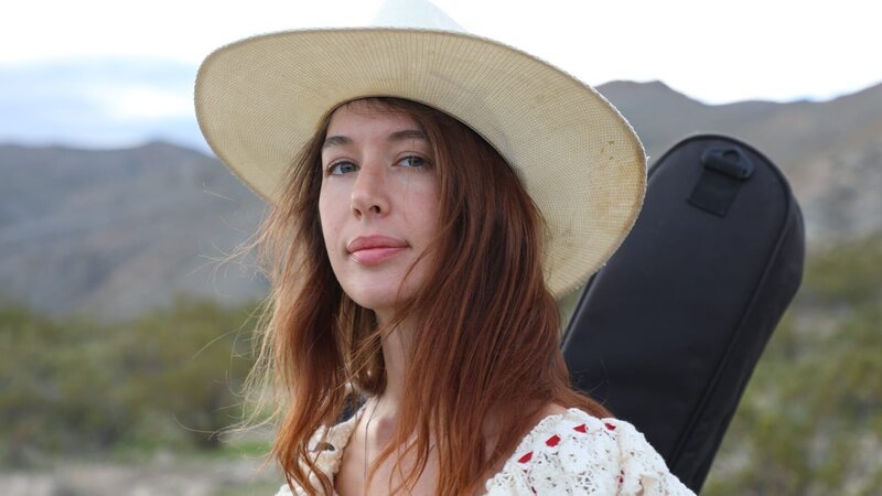 Tarah posing for a photo outside camper bus – Bild: TLC (DEUT)