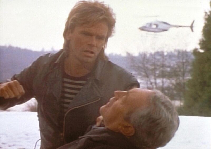 MacGyver (Richard Dean Anderson, l.) hat den russischen Agenten Sanborn (James Karen, r.) überwältigt. – Bild: Paramount Pictures
