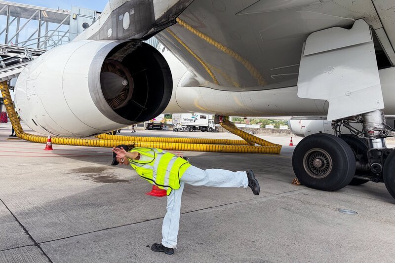 Mona Vetsch unter grossem Airbus A330 – Bild: SRG SSR