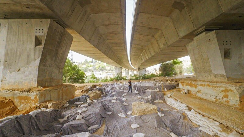 Ausgrabungsstätte von Tel Motza, direkt unter einer Autobahnbrücke. – Bild: ORF/​Pernel Media