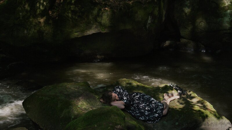 Nach dem Tod ihres Mannes findet Frau Kreisler (Maren Eggert), umgeben von Licht und Wasser, Trost und Ruhe in der Begegnung mit den Elementen der Natur. – Bild: 3sat