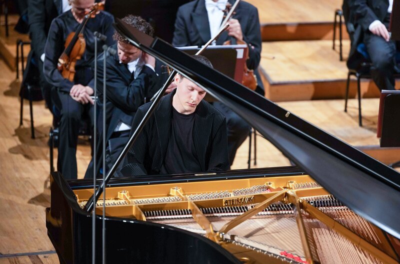 Lukas Sternath spielt als Zugabe Sergej Rachmaninows „Klavierkonzert Nr. 4 g-Moll, op. 40“. – Bild: Manuela Jans/​Lucerne Festival