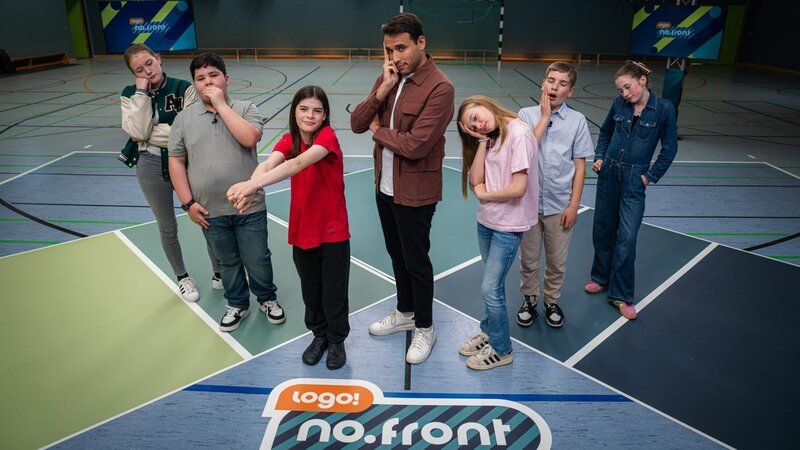 Soll Schule besser später starten oder nicht? Das diskutieren diese Jugendlichen bei „logo! no.front“. – Bild: ZDF/Sami Grill Soll Schule besser später starten oder nicht? Das diskutieren diese Jugendlichen bei „logo! no.front“. – Bild: ZDF/Sami Grill
