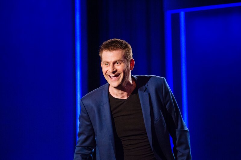 Michael Altinger während seines Kabarett-Auftritts im Alten Kino in Ebersberg. – Bild: Johanna Schlüter /​ BR