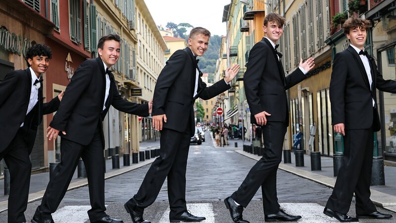 Schick gemacht für einen ganz besonderen Abend: Malik, Moritz, Kilian, Thore und Freddy sind auf dem Weg ins Gourmetrestaurant. – Bild: ZDF/​Georg Bussek