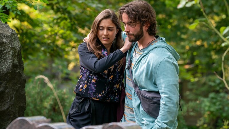 Daniel Lamprecht (Jonathan Elias Weiske, r.) trauert um seinen besten Freund Omar, zusammen mit Omars Schwester Jasmin Nazari (Silvana Damm, l.). – Bild: ZDF