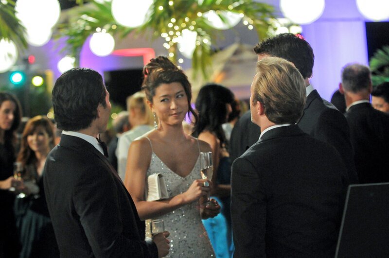 „I Helu Pu“ – Chin Ho (Daniel Dae Kim), Kono (Grace Park), Danny (Scott Caan) und McGarrett (Alex O’Loughlin) besuchen eine Wohltätigkeitsveranstaltung in Abendgarderobe. – Bild: Norman Shapiro /​ CBS ENTERTAINMENT