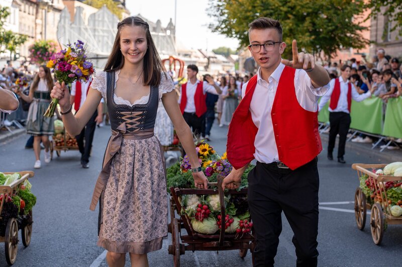 Beim Erntedankfestzug Fürth läuft auch die Jugend begeistert mit. – Bild: Henry Lai /​ BR /​ BR/​Henry Lai