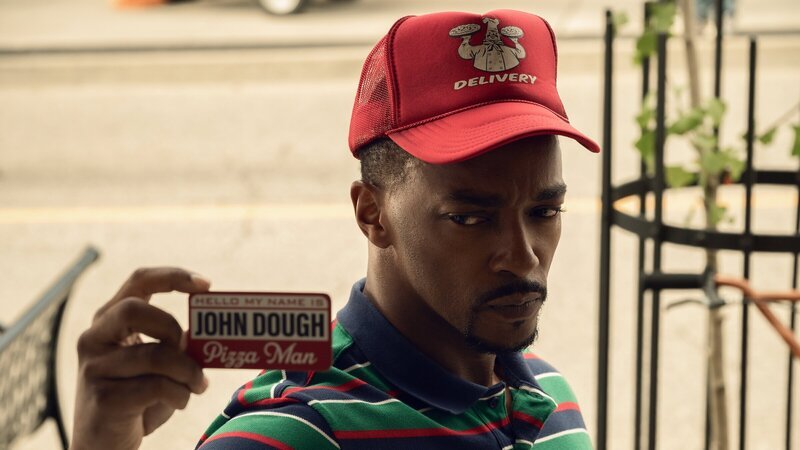 John Doe (Anthony Mackie) hat sein neues Leben als Insider satt. Mit allen Tricks versucht er, aus der Stadt zu fliehen und Quiet zu finden. – Bild: ZDF