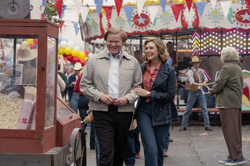 Jesse Plemons (Allan Gore), Elizabeth Olsen (Candy Montgomery). – Bild: ORF/​Warner/​HBO Max