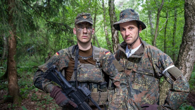 Psychologe Leon Windscheid (r.) trifft den Rekruten Connor (l.) und fragt: Warum würde er für Deutschland kämpfen? – Bild: ZDF