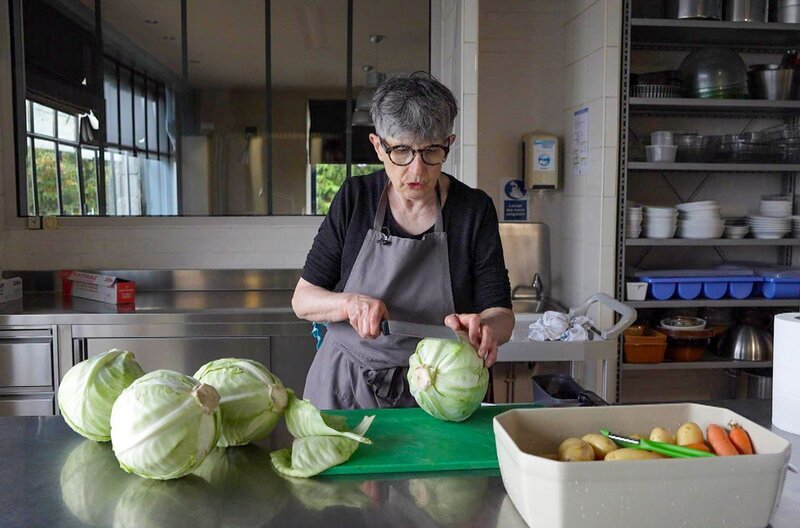 Chefköchin Dominique Peythieu schneidet Weißkohl für den typischen Eintopf der Auvergne zurecht. – Bild: Elephant Doc