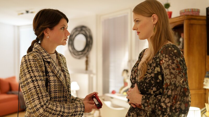 Dr. Valentina Winter (Julia Rosa Peer, l.) hat Luise Haas’ (Annalena Kubinger, r.) Schwangerschaftstest entdeckt. – Bild: ZDF
