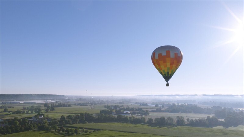 Checkerin Marina auf großer Heißluftballon-Fahrt. – Bild: BR/​megaherz gmbh/​Fritz Schönegger