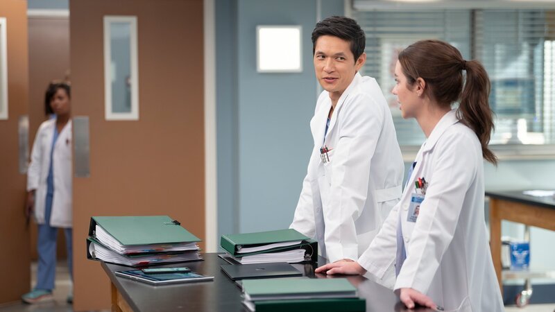 Eingespieltes Team: Harry Shum als Dr. Benson Kwan (M.), Adelaide Kane als Dr. Jules Millin (r.) – Bild: SRF/​ABC Studios