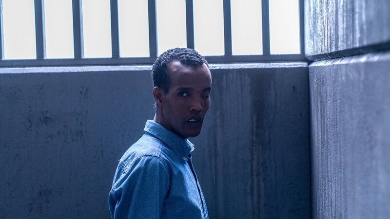 Ibraahin (Nasir Farah Dhagole) hat Bedenken, dass er nun doch nach Somalia abgeschoben wird. – Bild: ZDF