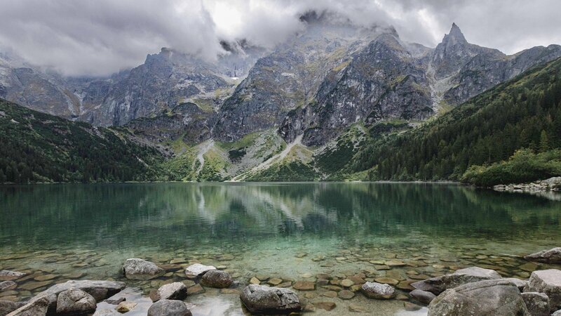 Stürmisches Wetter: das „Meerauge“ und im Hintergrund der Rysy-Gipfel. – Bild: 3sat