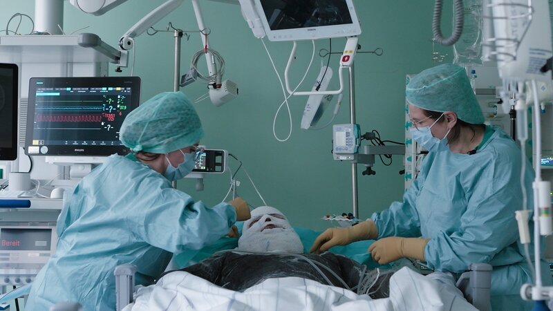 Konzentrierte Versorgung: Zwei Pflegerinnen kümmern sich um einen schwer verletzten Patienten. – Bild: ZDF