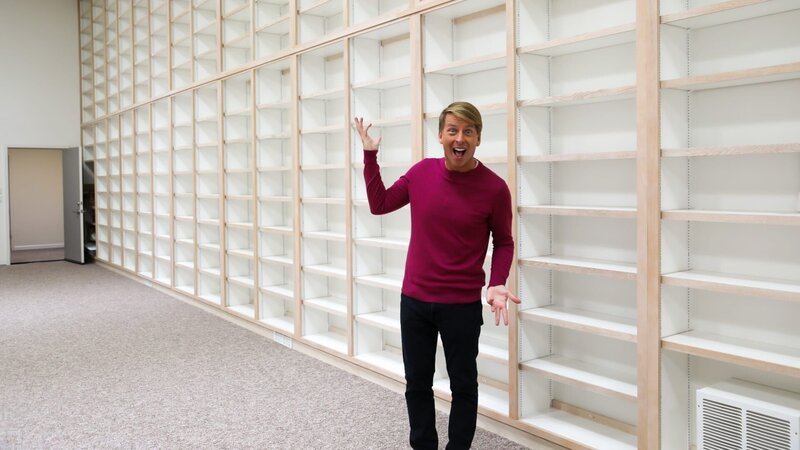 Host Jack McBrayer taking in the „Storage House“, as seen on Zillow Gone Wild, Season 1. – Bild: Warner Bros. Discovery