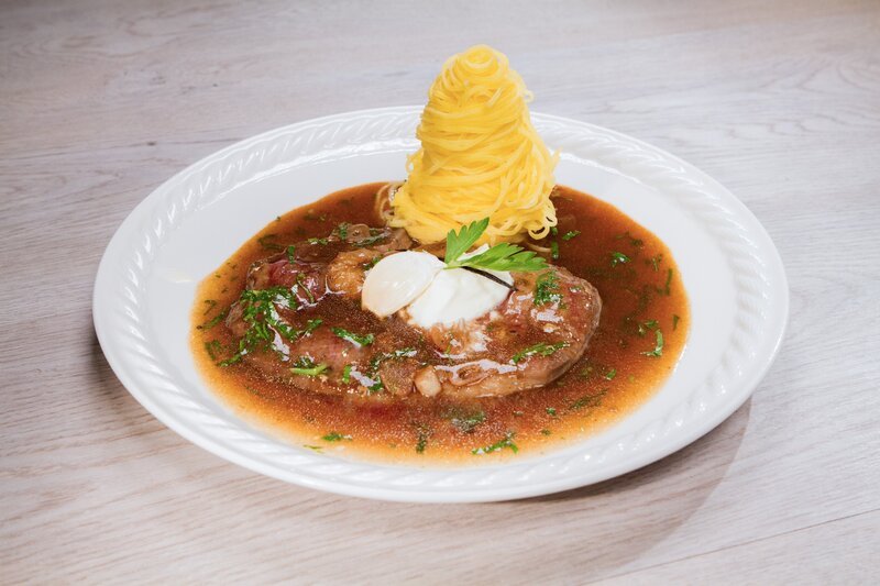 „Vanillerostbraten mit hausgemachten Nudeln“ von Andreas Döllerer. – Bild: ORF/​Interspot