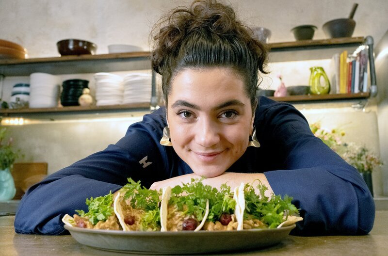 Lucie bereitet Tortilla-Chips mit einer Cranberry Mole zu. – Bild: Benjamin Wistorf