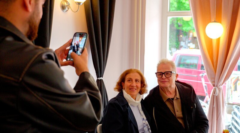 Eis Essen mit Prominenz: Tahsim Durgun (l.) fotografiert in Berlin Tante Zeynep (M.) und Herbert Grönemeyer (r.) – Bild: WDR/​btf GmbH