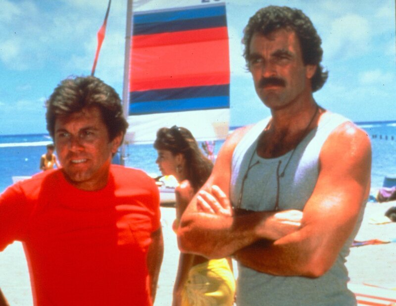 Gemeinsam mit dem ehemaligen Callgirl Leslie Emroy sucht Magnum (Tom Selleck, r.) nach deren Schwester Patty, die spurlos verschwunden ist. Im Laufe der Ermittlungen wird immer klarer, dass diese einen einflussreichen Politiker erpresst hatte … – Bild: Universal City Studios LLLP