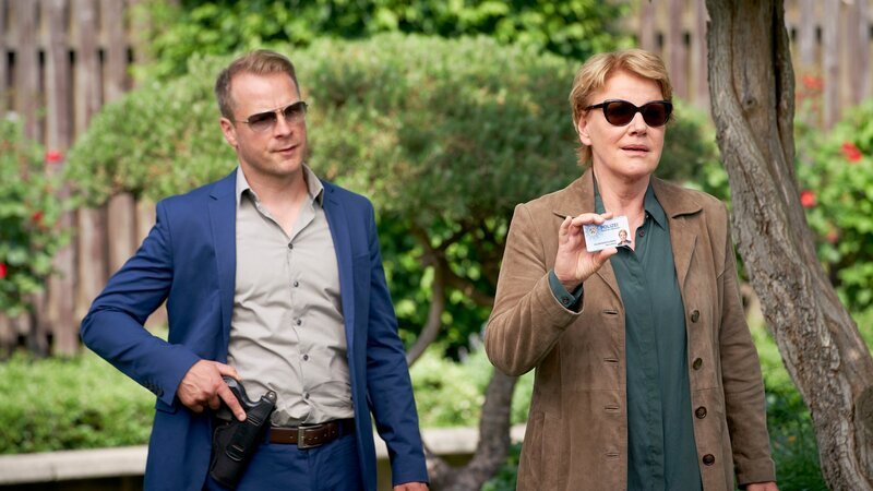 Jürgen Simmel (Hinnerk Schönemann) und Marie Brand (Mariele Millowitsch) statten Gregor Hoffmann, dem pensionierten Richter, einen Besuch ab. Wie ist er in den Fall verstrickt? – Bild: ZDF