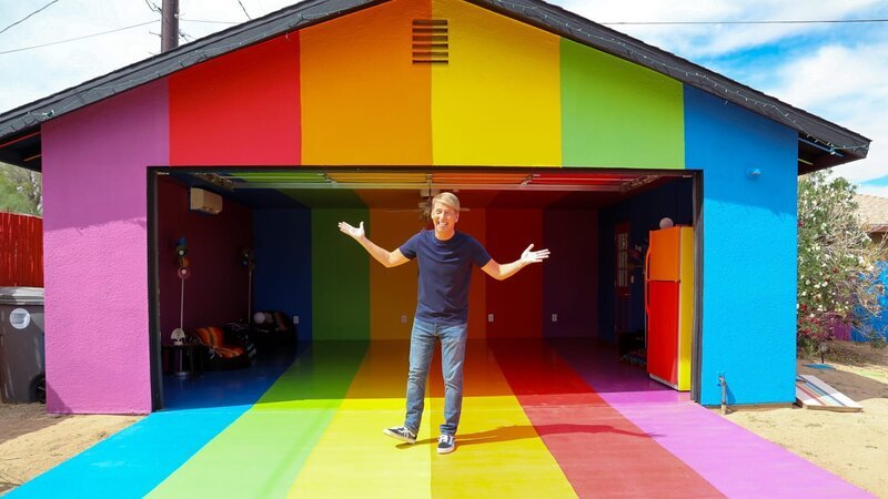 Host Jack McBrayer taking in all the colors of the rainbow house, as seen on Zillow Gone Wild, Season 1. – Bild: Warner Bros. Discovery