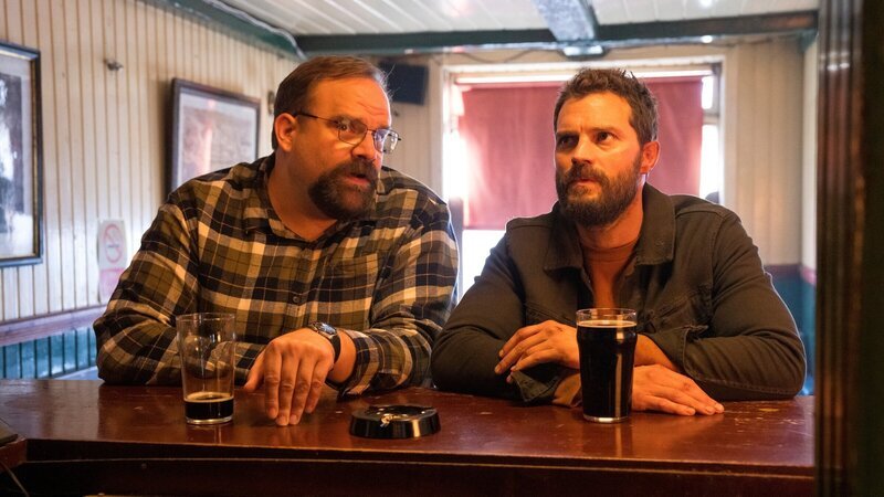 Ein ungleiches Pärchen: Ethan Krum (Greg Larsen, l.) und Elliot Stanley (Jamie Dornan, r.) tun sich zusammen, um Helen zu finden. – Bild: ZDF