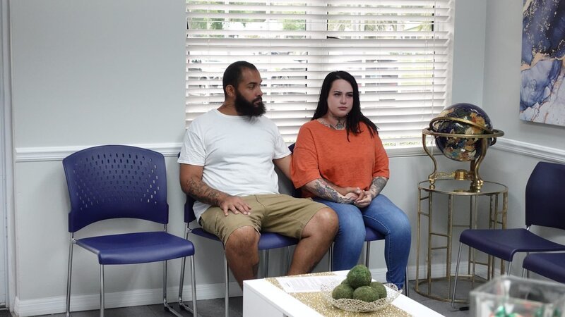 Wendy and husband, sitting in doctor office waiting room, holding hands. – Bild: TLC (DEUT)