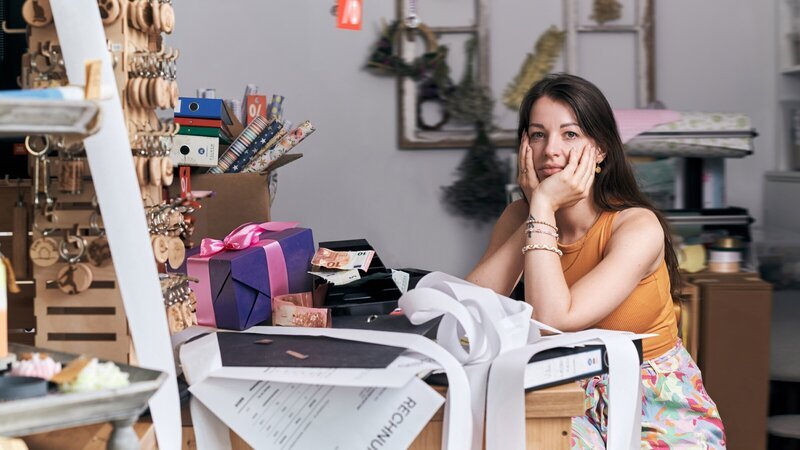 2024 gerät Schirin (31) in eine finanzielle Schieflage und muss ihren Geschenkeladen bei Dresden schließen. Dank Familie und Stammkunden schafft die Geschäftsfrau den Neustart. Ihr Vater und ein Anwalt unterstützen sie beim Schuldenabbau. Zum Leben bleiben Schirin zurzeit monatlich nur 1.000 Euro. – Bild: 3sat