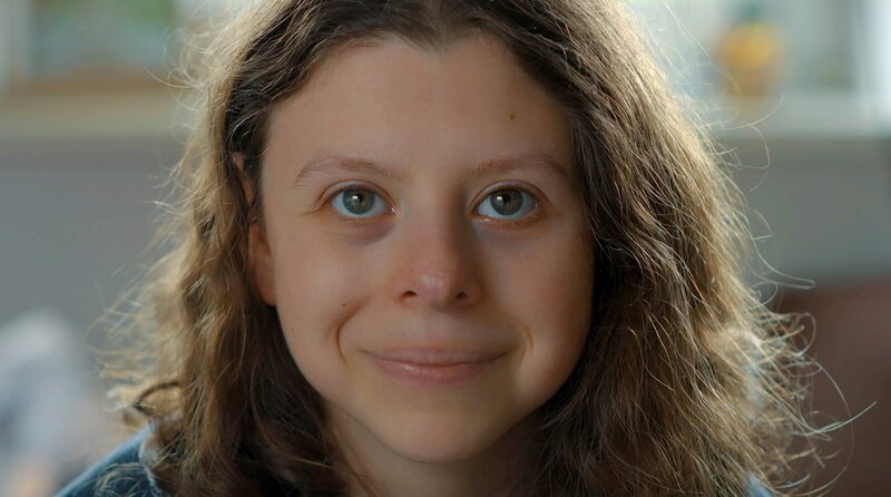 Das Universum meine es gut mit ihr. Luisa blickt deshalb optimistisch in ihre Zukunft. – Bild: WDR/​Südkino/​Namche Okon