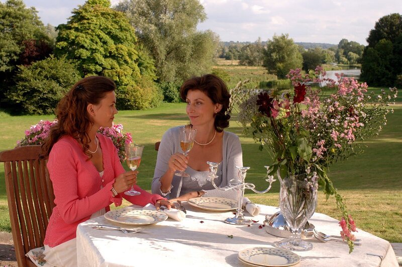 Julia (Jeanne Tremsal, l.) freut sich, dass ihre Mutter Laura (Marijam Agischewa, r.) heiraten möchte und bietet ihr an, bei den Hochzeitsvorbereitungen behilflich zu sein. – Bild: ORF 2
