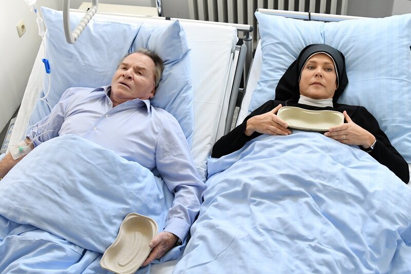 Wöller (Fritz Wepper) und Schwester Hanna (Janina Hartwig) begegnen sich im Krankenhaus. – Bild: ORF 2