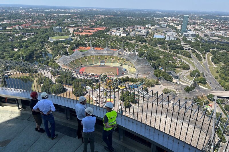 Der Münchener Olympiaturm und das Stadion von 1972 werden jahrelang saniert. – Bild: RTL /​ BurdaStudios /​ Zwischen Kult und Sanierungsfall – Münchens Olympiapark im Wandel