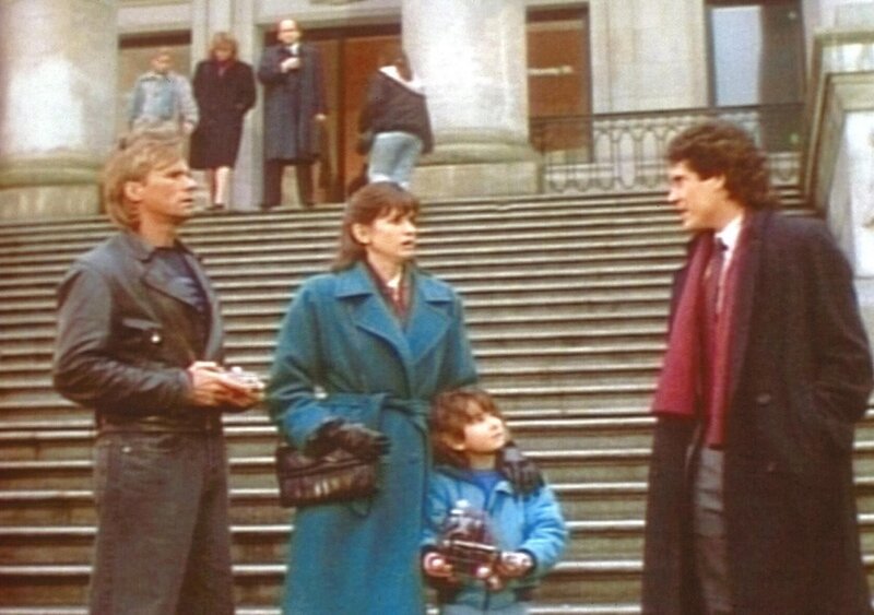 MacGyver (Richard Dean Anderson, l.), Mary Ruth (Penny Pyser, M.) und Tommy (Tony Dakota) verabschieden sich von Richard Giordano (Peter Yunker, r.), dem das Sorgerecht für seinen Sohn entzogen wurde. – Bild: Paramount Pictures