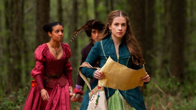 Lady Grace (Evie Coles, r.) macht sich gemeinsam mit ihren Freunden Ellie (Carys John, l.) und Masou (Rafael Alessandro, M.) auf die Suche nach dem verschwundenen Falken. – Bild: ZDF