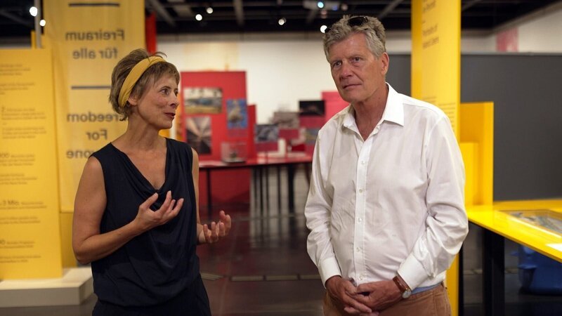 Kuratorin Martina Nussbaumer und Karl Hohenlohe in der Sonderausstellung „Die Donauinsel“ im Wien Museum. – Bild: ORF/​Clever Contents