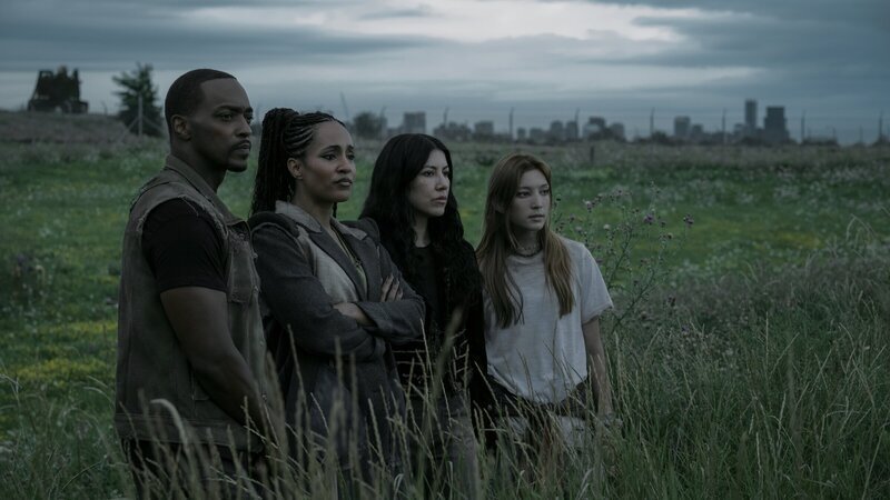 Um sich auf den Wettkampf vorzubereiten, müssen sich John (Anthony Mackie, l.), Dollface (Tiana Okoye, 2.v.l.), Quiet (Stephanie Beatriz, 2.v.r.) und Mayhem (Saylor Bell Curda, r.) mit passender Ausrüstung ausstatten, um ihre Chancen auf den Sieg zu erhöhen. – Bild: ZDF