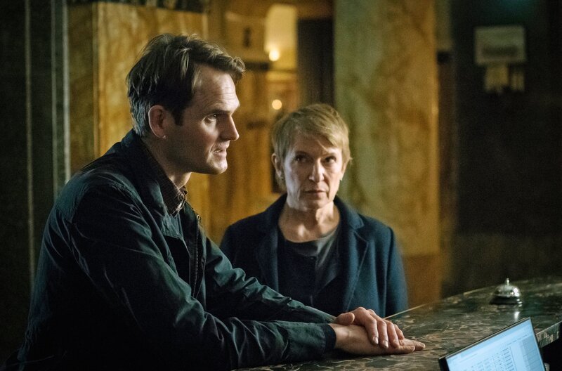 Kriminalhauptkommissar Felix Voss (Fabian Hinrichs) und Kriminalhauptkommissarin Paula Ringelhahn (Dagmar Manzel) befragen die Empfangschefin im Hotel. – Bild: BR/​Hager Moss Film GmbH/​Hagen Keller