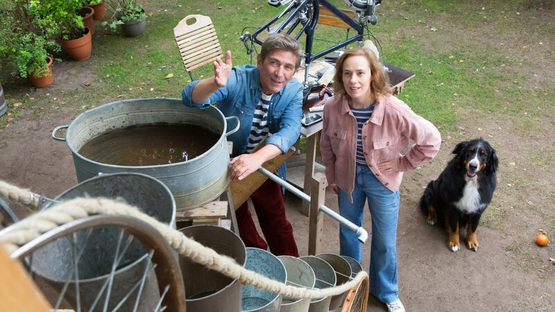 Fritz (Guido Hammesfahr, l.) und Emmy (Nele Niemeyer, r.) wollen unbedingt ein „Perpetuum Mobile“ erschaffen. – Bild: ZDF
